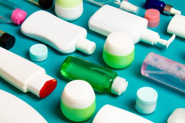 Plastik gövde bakımı şişesi düz kompozisyonu ve renkli arka plan boşluğuna kozmetik ürünler dizayn edilmişti. Beyaz Kozmetik kapları kümesi, kopya alanı ile üst görünüm.