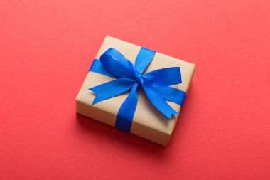 Paketlenmiş Noel ya da renkli kurdeleli el yapımı el yapımı diğer Noel hediyeleri. Hediye kutusu, hediye süslemesi, kopya alanı ile üst görünüm.