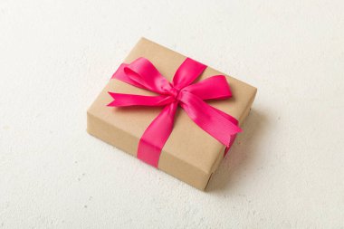 Paketlenmiş Noel ya da renkli kurdeleli el yapımı el yapımı diğer Noel hediyeleri. Hediye kutusu, hediye süslemesi, kopya alanı ile üst görünüm.