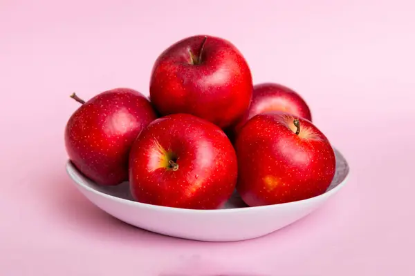 Pommes Rouges Juteuses Dans Bol Une Assiette Sur Vue Dessus — Photo