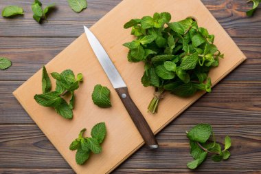 Kesme masasında taze nane şekeri, üst manzara. Metin için Düz Alan.