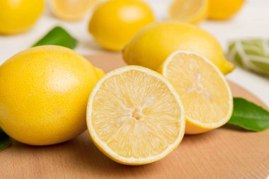 Kesme tahtasındaki taze ve olgun limonlar için fotokopi alanı olan üst manzara. Sağlıklı yemek geçmişi. Limon ve limon dilimlerinin zarif arkaplanı daha sıkan renkli arkaplan.
