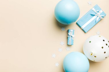 Renkli balon, hediye ve konfeti ile tatil geçmişi. Düz yatış stili. Kopya alanı olan doğum günü veya parti tebrik kartı.