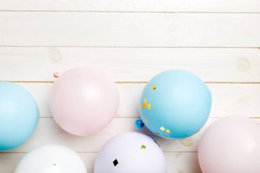 Arka planda yuvarlak balonlar ve konfetilerden oluşan çok renkli balonlar var. Doğum günü partisi geçmişi.