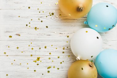 Renkli balon, hediye ve konfeti ile tatil geçmişi. Düz yatış stili. Kopya alanı olan doğum günü veya parti tebrik kartı.