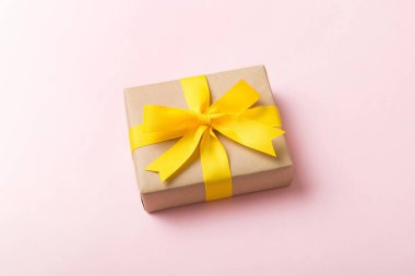 Paketlenmiş Noel ya da renkli kurdeleli el yapımı el yapımı diğer Noel hediyeleri. Hediye kutusu, hediye süslemesi, kopya alanı ile üst görünüm.