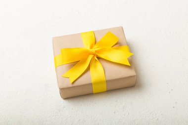 Paketlenmiş Noel ya da renkli kurdeleli el yapımı el yapımı diğer Noel hediyeleri. Hediye kutusu, hediye süslemesi, kopya alanı ile üst görünüm.