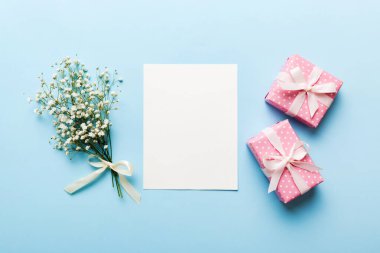 Renkli masa manzaralı, beyaz kağıt listeli ve çiçekli Gypå ila 'lı bir düğün modeli. Boş tebrik kartları ve zarflar. Güzel çiçek deseni. Düzleştirme biçimi.
