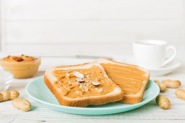 Fıstık ezmeli sandviç ya da arka planda kızarmış ekmek. Kahvaltı. Vejetaryen yemeği. Amerikan mutfağının üst görünümü kopyalama alanı.