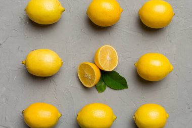 Renkli arka plan olarak pek çok taze limon, üst manzara. Limon ve limon dilimlerinin zarif arka planı Üst görünüm düz yatıyordu.