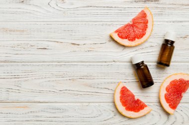 Ağaç zemin üzerinde greyfurt yağı bulunan şişeler. Kopyalama alanı olan alternatif tıp üst görünümü.