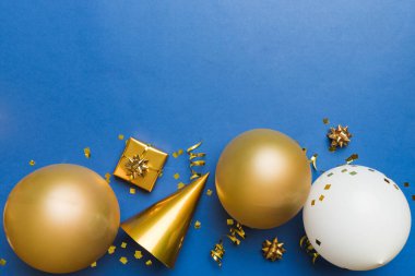 Renkli balon, hediye ve konfeti ile tatil geçmişi. Düz yatış stili. Kopya alanı olan doğum günü veya parti tebrik kartı.