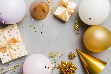 Pastel renkli arka plan üzerine düz bir parti dekorasyonu konsepti. Aşk konsepti. Tatil kutlaması. Sevgililer Günü ya da doğum günü partisi dekorasyonu.