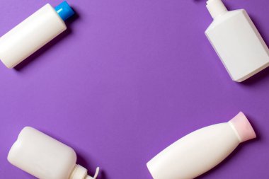 Renkli arkaplanda izole edilmiş Beyaz Kozmetik konteynırları seti, fotokopi alanı ile üst görünüm. Senin için bir grup plastik kaplar ve boş bir yer tasarladın..