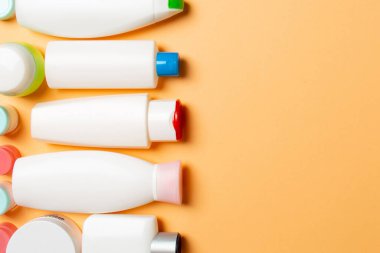 Renkli arka planda kozmetik şişelerinin üst görüntüsü. Tasarımınız için alanı olan cilt bakımı kavramı.