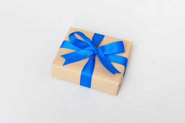 Paketlenmiş Noel ya da renkli kurdeleli el yapımı el yapımı diğer Noel hediyeleri. Hediye kutusu, hediye süslemesi, kopya alanı ile üst görünüm.