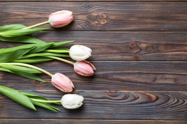 Renkli bir tatil çerçevesinde pembe ve beyaz laleler. 8 Mart, doğum günü, anneler günü için çiçek arkaplanı. Üst görünüm düzlemini kopyala.