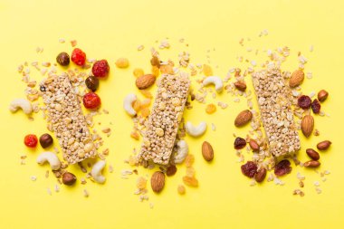 Arka planda çeşitli granola barlar var. Mısır gevreği gofretleri. Yulaf, fındık ve böğürtlenli kahvaltı barları, yakın çekim. Süper yiyecek konsepti.