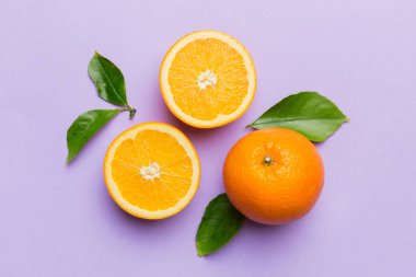 Renkli arka planda taze portakal dilimlerinin meyve deseni. Üst Manzara. Uzayı kopyala yaratıcı yaz konsepti. Minimum düzlükteki turunçgillerin yarısı.