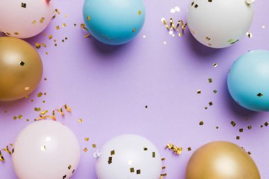 Pastel renkli arka plan üzerine düz bir parti dekorasyonu konsepti. Aşk konsepti. Tatil kutlaması. Sevgililer Günü ya da doğum günü partisi dekorasyonu.