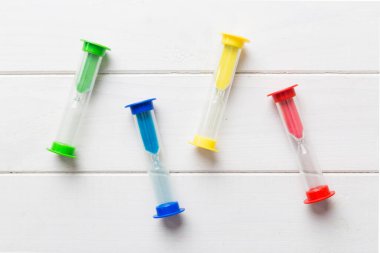 Masadaki kum saati, iş bitiş zamanı kavramı olarak geçen kum saati, boşluğu kopyala.