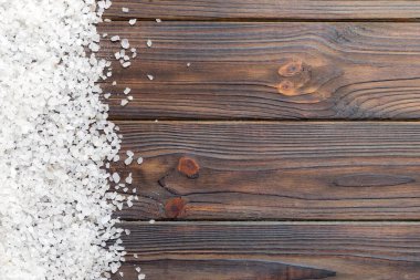 Beyaz deniz tuzundan. Kaba kaya tuzu dokusu kopyalama alanı boyunca.