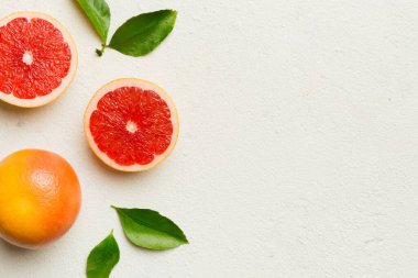 Renkli arka planda sulu greyfurt dilimli taze meyve greyfurdu. Üst Manzara. Uzayı kopyala yaratıcı yaz konsepti. Minimum düzlükte turunçgillerin yarısı kopyalama alanı ile yatar.