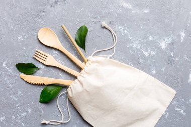 Renkli arka planda mutfak gereçleri olan geri dönüşümlü çevre dostu beyaz eko çanta. Sıfır atık kavramı.
