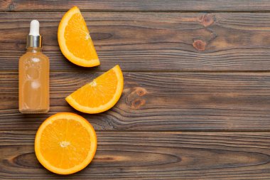 Portakal meyveli şişeler ahşap arka planda gerekli yağ. Kopyalama alanı olan alternatif tıp üst görünümü.