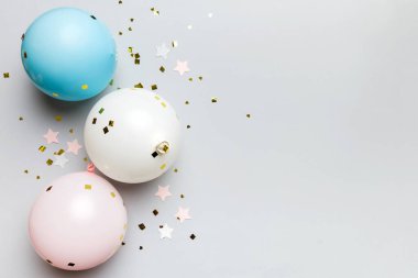 Arka planda yuvarlak balonlar ve konfetilerden oluşan çok renkli balonlar var. Doğum günü partisi geçmişi.