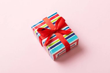 Paketlenmiş Noel ya da renkli kurdeleli kağıda sarılmış el yapımı diğer tatil hediyeleri. Hediye kutusu, hediye süslemesi, kopya alanı ile üst görünüm.