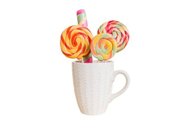 Masanın üzerinde açık arkaplanda renkli şekerler. Büyük kıvrımlı lolipoplar. Şekerci dükkanından leziz şekerlerle dolu yaratıcı bir kavanoz konsepti.