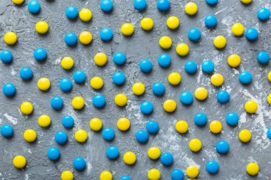 Arka plan görünümü olarak renkli şekerler. Şekerle kusursuz desen. Bir sürü tatlı şeker yakın plan.