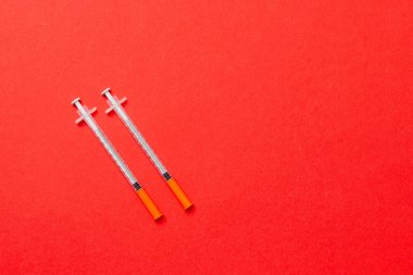 Ensülin şırıngalarının üst görüntüsü renkli arkaplanda enjeksiyon için hazır. Fotokopi alanı olan diyabetik kavram.