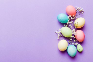 Mutlu Paskalya kompozisyonu. Renkli masada çingene yumurtaları var. Doğal boyalı renkli yumurtalar arkaplan arkaplan görünümü kopya alanı ile.