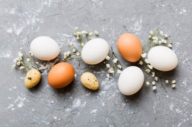 Mutlu Paskalya kompozisyonu. Renkli masada çingene yumurtaları var. Doğal boyalı renkli yumurtalar arkaplan arkaplan görünümü kopya alanı ile.