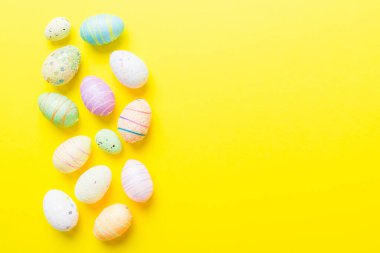 Renkli arka planda dekoratif paskalya yumurtaları. Paskalya yumurtaları kopyalama alanı olan üst görünüm koleksiyonu.