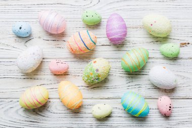 Renkli arka planda dekoratif paskalya yumurtaları. Paskalya yumurtaları kopyalama alanı olan üst görünüm koleksiyonu.