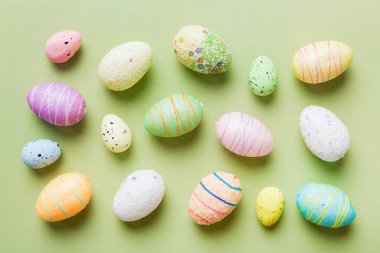 Renkli arka planda dekoratif paskalya yumurtaları. Paskalya yumurtaları kopyalama alanı olan üst görünüm koleksiyonu.