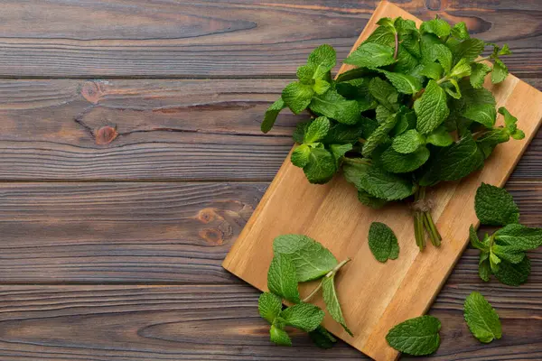 Kesme masasında taze nane şekeri, üst manzara. Metin için Düz Alan.