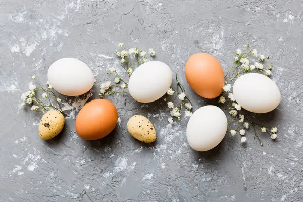 Mutlu Paskalya kompozisyonu. Renkli masada çingene yumurtaları var. Doğal boyalı renkli yumurtalar arkaplan arkaplan görünümü kopya alanı ile.
