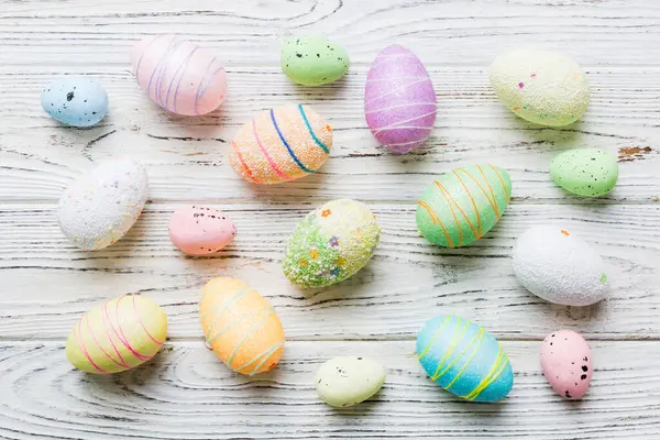 Renkli arka planda dekoratif paskalya yumurtaları. Paskalya yumurtaları kopyalama alanı olan üst görünüm koleksiyonu.
