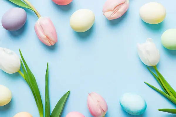 Buona Composizione Pasquale Uova Pasqua Tavolo Colorato Con Tulipani Gialli Immagine Stock