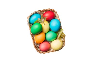 Beyaz arka planda izole edilmiş renkli Paskalya yumurtaları sepeti. Renkli yumurtalarla dolu Paskalya sepeti. .