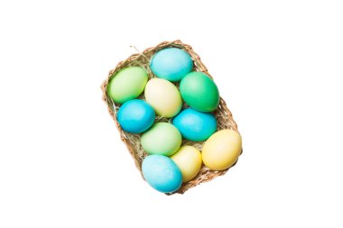 Beyaz arka planda izole edilmiş renkli Paskalya yumurtaları sepeti. Renkli yumurtalarla dolu Paskalya sepeti. .