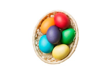 Beyaz arka planda izole edilmiş renkli Paskalya yumurtaları sepeti. Renkli yumurtalarla dolu Paskalya sepeti. .