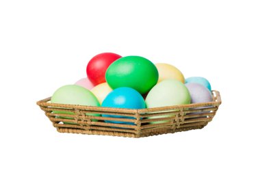 Beyaz arka planda izole edilmiş renkli Paskalya yumurtaları sepeti. Renkli yumurtalarla dolu Paskalya sepeti. .