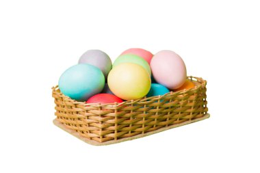 Beyaz arka planda izole edilmiş renkli Paskalya yumurtaları sepeti. Renkli yumurtalarla dolu Paskalya sepeti. .