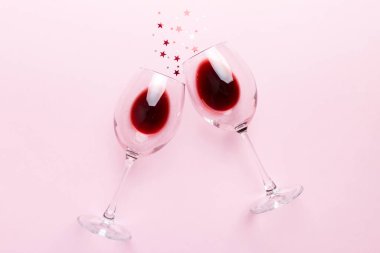 Şarap tadımında bir sürü kırmızı şarap. Renkli arka planda kırmızı şarap kavramı. Üst görünüm, düz dizayn.