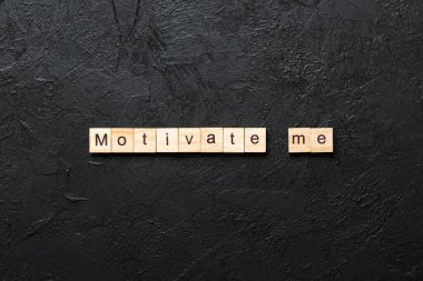 Tahta blokta yazan sözcüğü motive et. Deksing, konsept için çimento masasında beni motive et.